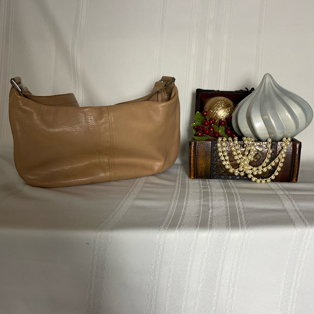 Tan genuine leather ladies handbag Luis Esteve made in Spain.Wide shoulder strap